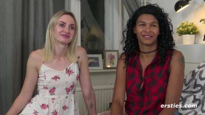 Lesbische Amateurmadels haben Sexy-Spa miteinander - Blonde and ebony in interracial lesbian sex - Germany on freefilmz.com