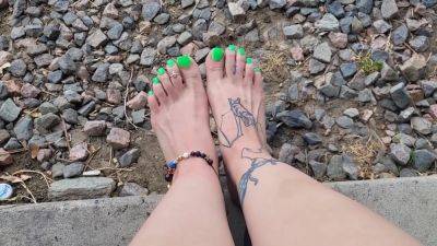 Goth Girl With Cute Feet on freefilmz.com