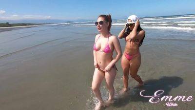 Amigas Que Adoram Uma Putaria! Elas Nao Resistem E Se Chupam Em Praia Publica on freefilmz.com