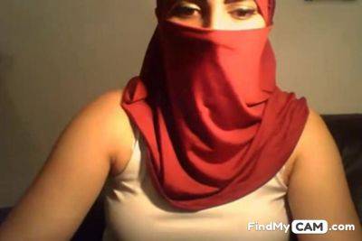 Hijab Wearing Girl Flashes Tits Ass And Pussy on freefilmz.com