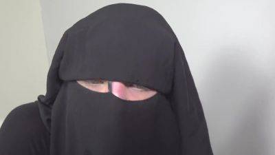 Muslim babe gets given a special gift - Czech Republic on freefilmz.com
