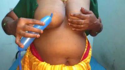 Desi Aunty Showing Her Boobs - India on freefilmz.com