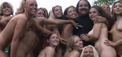 Ron Jeremy And A Bunch Of Girls on freefilmz.com