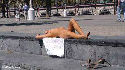 Friederike Presenting Tits Und Trimmed Pussy In Public on freefilmz.com