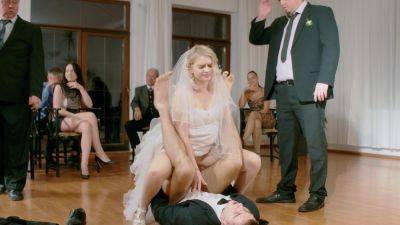 Bride tries heavy duty dick right on her wedding day on freefilmz.com