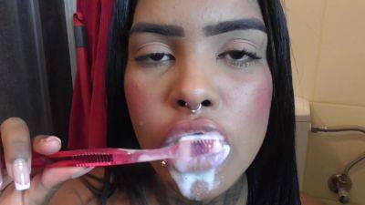 Black Girl Teeth Brushing Fetish - SoloAustria on freefilmz.com