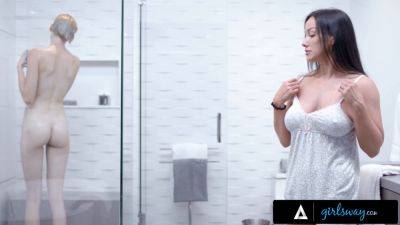 Stepbae's soft pussy eating makes Jennifer White's big tits bounce in the shower on freefilmz.com