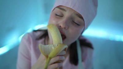 Young nurse and her banana on freefilmz.com