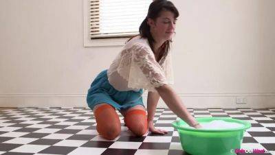 Pepita's Floor Cleaning: A Solo Amateur Experience on freefilmz.com