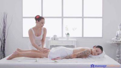 Aria Star & Sydney Luv: 69 Lesbian Facesitting Massage with Oil on freefilmz.com