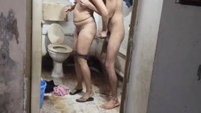 Saali Ki Gand Mari Jiju Ne Chup Chup Ke Bathroom Me Jake on freefilmz.com