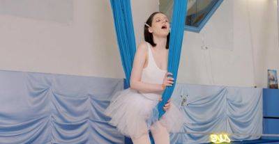 Adorable young ballerina plays by herself in seductive solo kinks on freefilmz.com