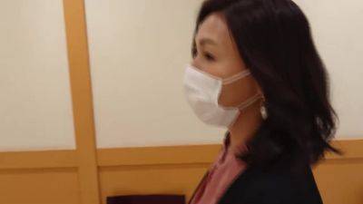 0002251_５０代の日本人女性が腰振り騎乗位する人妻NTRのエロ性交 - Japan on freefilmz.com