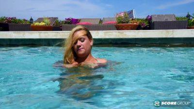 Big Tits, A Bikini And A Pool on freefilmz.com