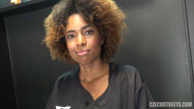 Extra Sexy Black Hairdresser on freefilmz.com