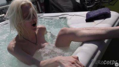 Blonde Ingrida Masturbating With A Dildo In The Jacuzzi on freefilmz.com