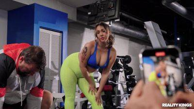 Thick MILF gets laid by the gym and tries to swallow on freefilmz.com