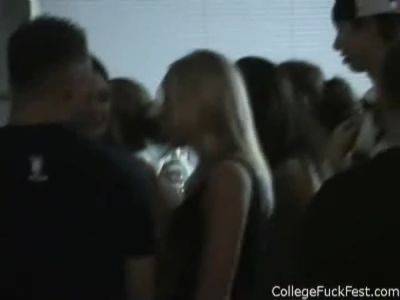 Kissing coed teens get busy in amateur party on freefilmz.com