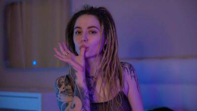 Babe With Dreadlocks And Tattoos Plays With Pussy While Is Home on freefilmz.com