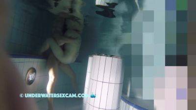 Hot Couple Has Underwater Sex In A Corner on freefilmz.com