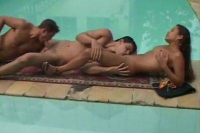 Bisexual Threesome In Swimming Pool on freefilmz.com