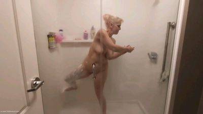 Shaving In The Shower - Usa on freefilmz.com