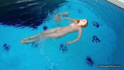 Shes Incredibly Flexible In The Pool on freefilmz.com
