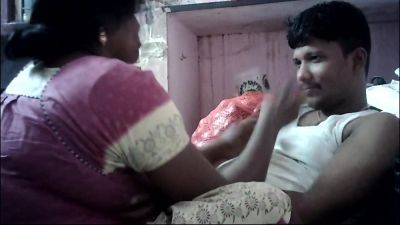 Indian House Wife Romantic Kissing Ass - India on freefilmz.com