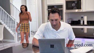 Stepdaughter Mia Taylor Catches Stepdad Jerking Off on freefilmz.com