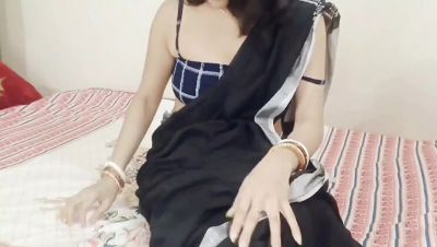 Desi Bhabhi in Black Saree Shows Off Hot Body and Gets Fucked Hard - India on freefilmz.com